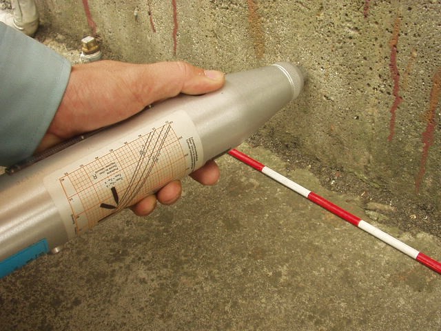 圧縮強度測定の写真（雨漏り防水センター）