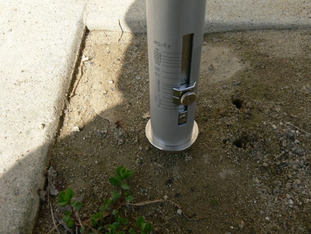 土壌硬度の計測写真（雨漏り防水センター）