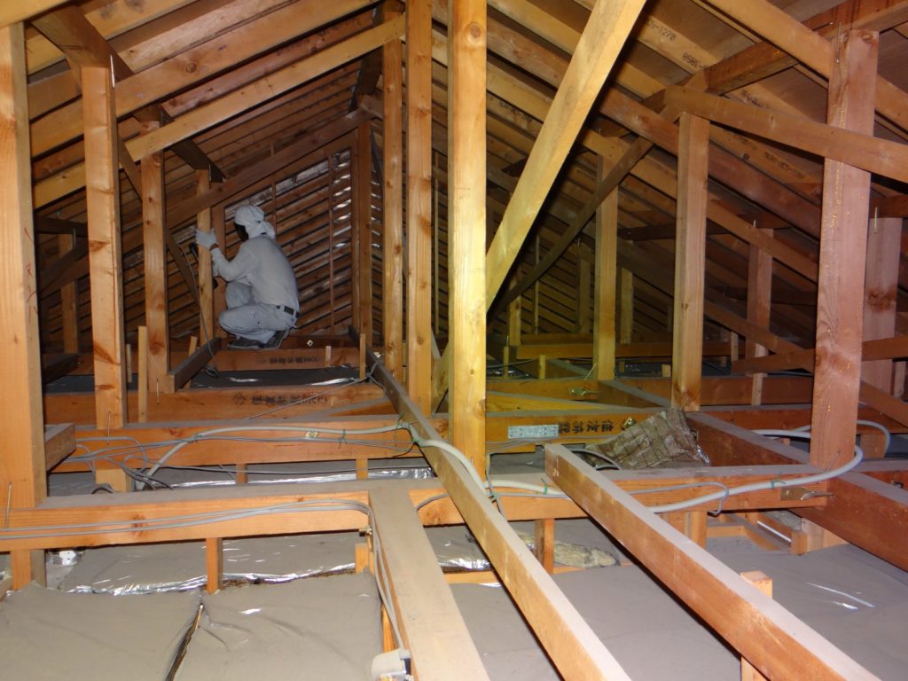 小屋裏の雨漏り調査写真（雨漏り防水センター）