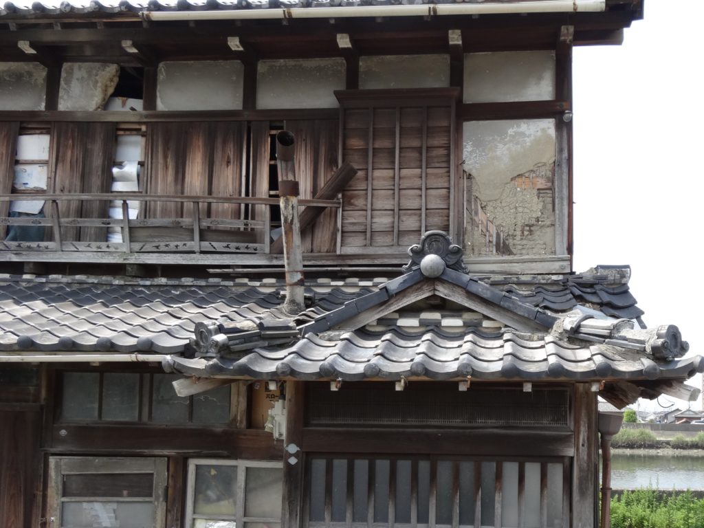 雨漏りしやすい家の写真（雨漏り防水センター）