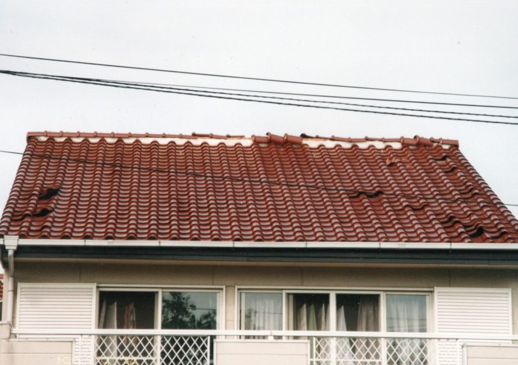 瓦の飛散写真（雨漏り防水センター）