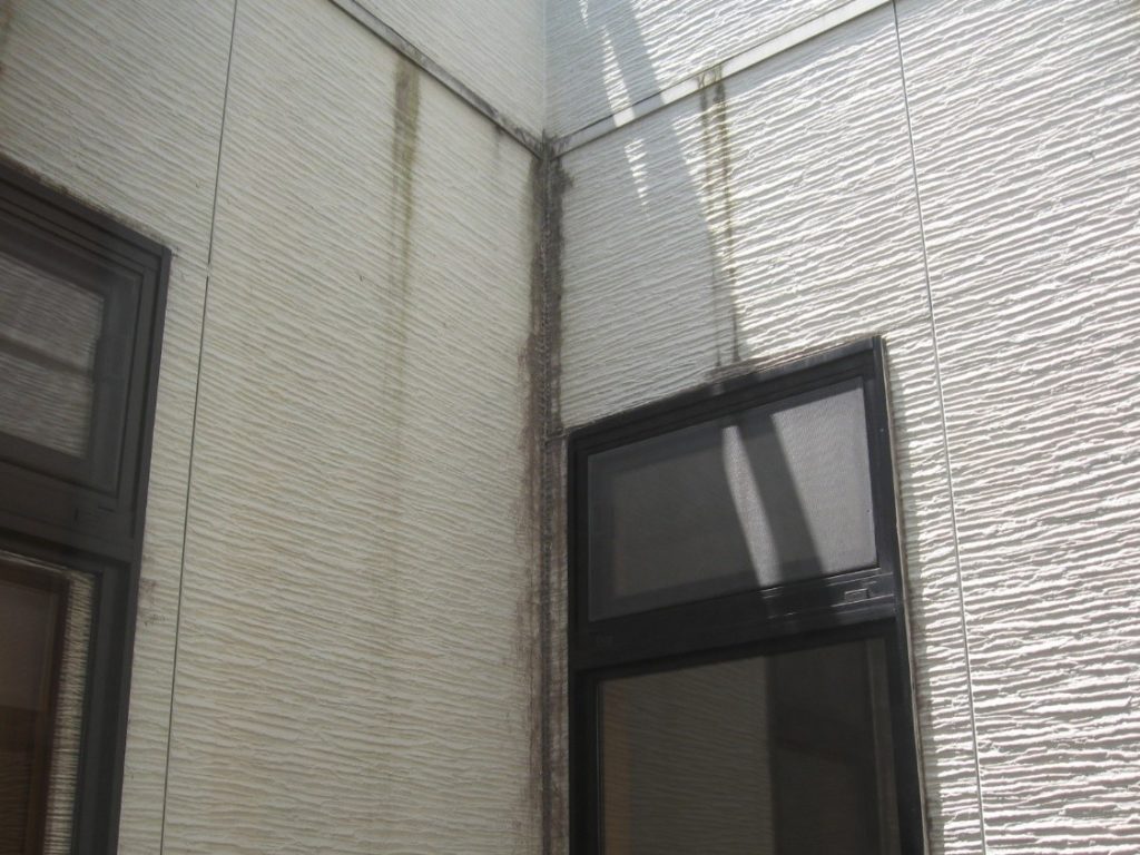 外壁の雨垂れ写真（雨漏り防水センター）