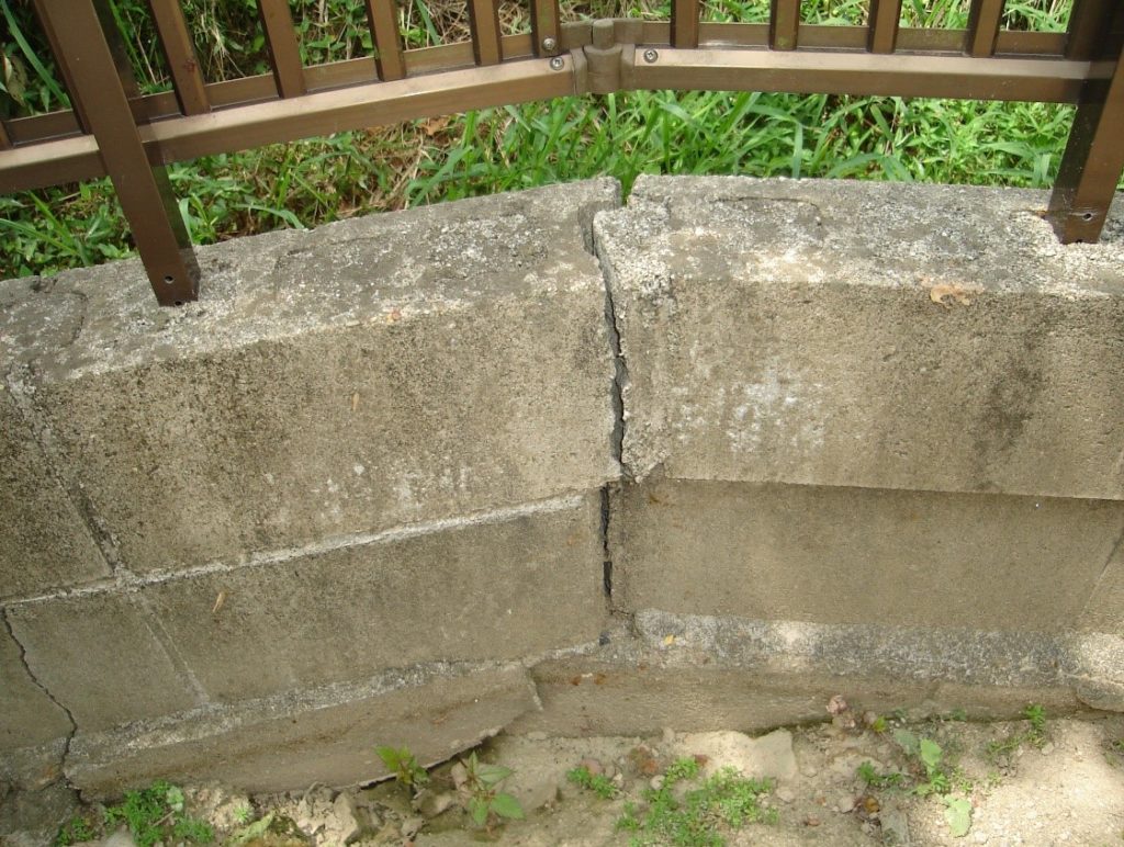 ブロック塀のクラック（雨漏り防水センター）