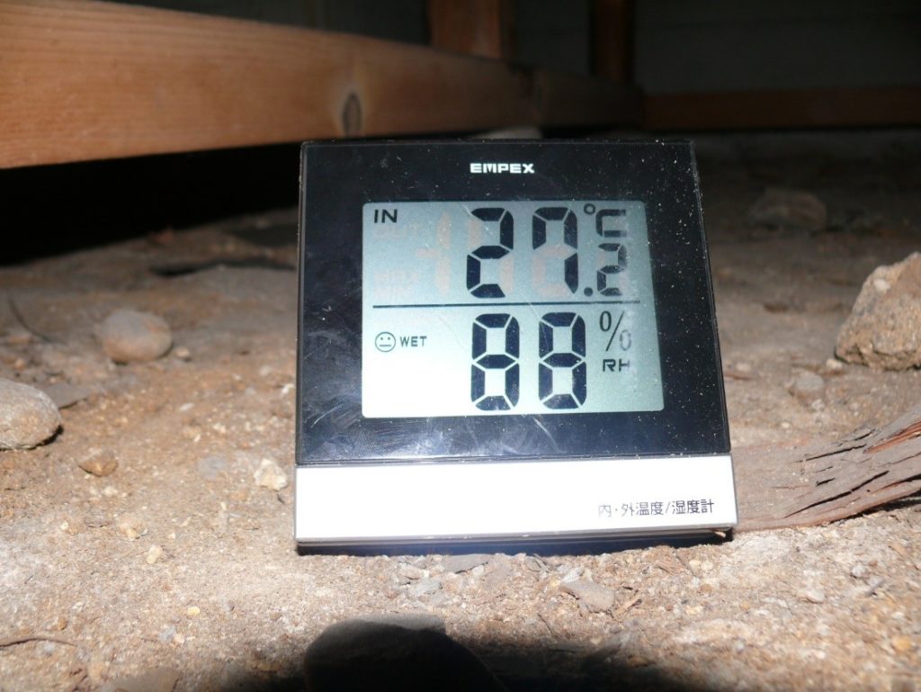 温度や湿度の測定（雨漏り防水センター）